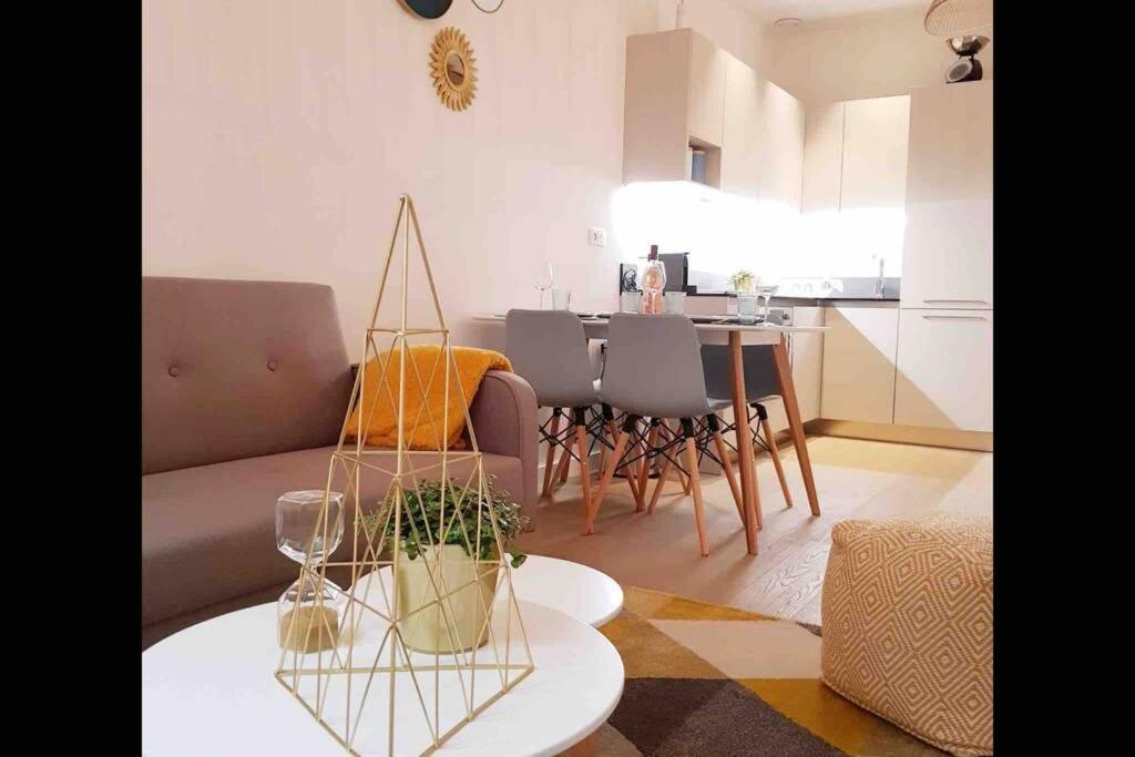 Appartement 2 Chambres Refait A Neuf, Climatise, A 2 Min De La Mer Nice Exterior photo